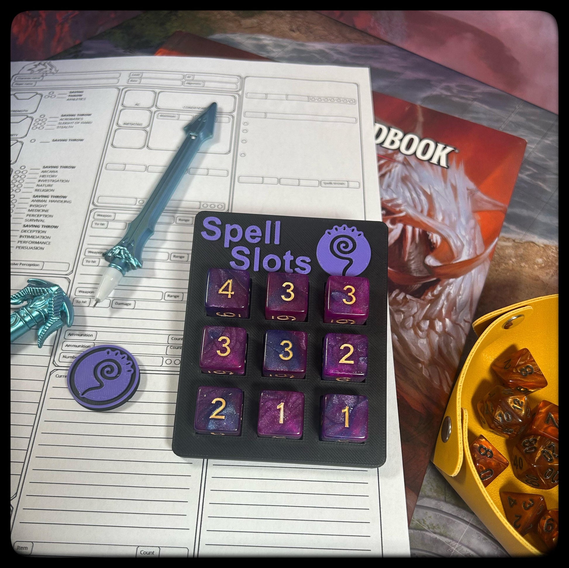 DnD Wizard Spell Tracker & D6 Dice – 3D Printed. DnD Accessory and Dnd Gift idea. Holds D6 Dice. Full or half caster size - HouseofBlackGames